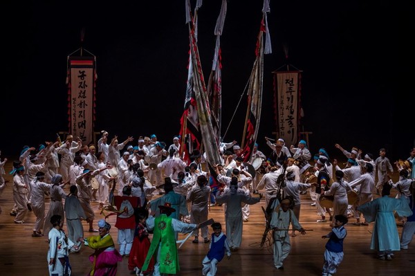 2017년 4월 20일 한국소리문화의의 전당 모악홀에서 있었던 기접몽(技椄夢)공연 사진으로 메머드 공연장이었기에 많은 출연진과 큰 용기 공연을 넉넉하게 펼 칠 수 있었다.