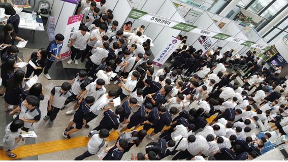 전북대가 주관한 2018년 학과탐방 및 대입상담 장면.