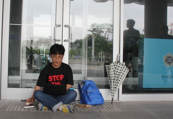              2013년 전북도청 기자실에서 쫓겨나 청사 밖에서 취재활동을 하고 있을 당시 모습.