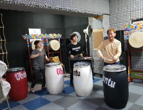 사회적 기업 우분투에서 민중음악을 연주하고 잇는 회원들