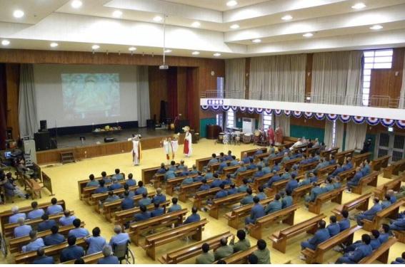 우분투 회원들이 교도소에서 교화공연을 하는 모습