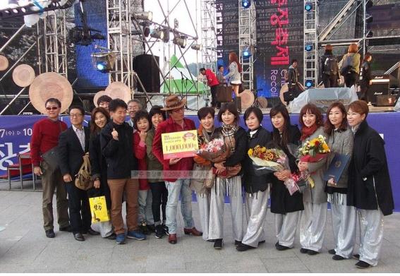 공연을 마치고 회원들이 한 자리에
