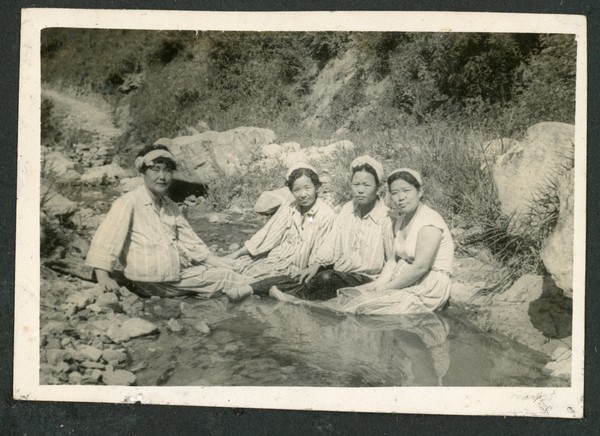 물놀이 하는 여인들