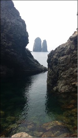 ▲기암절경에 맑은 바닷물까지