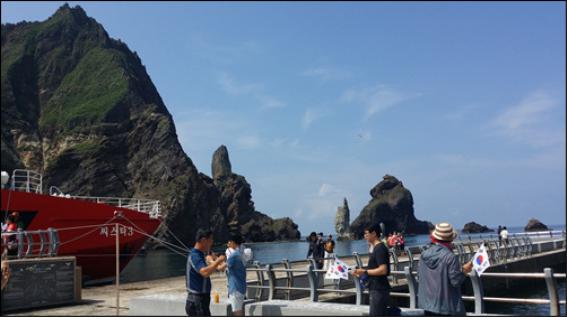 ▲독도에 상륙하는 사람들마다 태극기를 들고 즐거워하는 모습