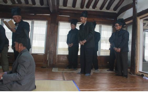 ▲종중의 시제에 참여한 임승팔 씨. 20여년간 종중회장을 하며 평택 임씨 재실과 ‘임찬주 가옥’을 비롯한 고택 3채를 충청남도 민속문화재로 지정되게 해 문화유산의 유지와 보전을 국가가 전담하게 하는 등의 활동을 한 임승팔 씨가 시제에 참여한 모습(선 사람들 중 가운데가 임승팔 씨)