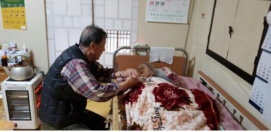 ▲해맑은 미소를 잃지 않는 아내 이영희 씨. 좁은 방안에 놓인 환자용 침대에서만 6년여를 지냈다.