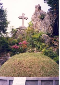 유항검 묘역 : 전라도 최초 천주교 전파자인 유항검을 비롯한 일가족 7명이 합장되어 있다.