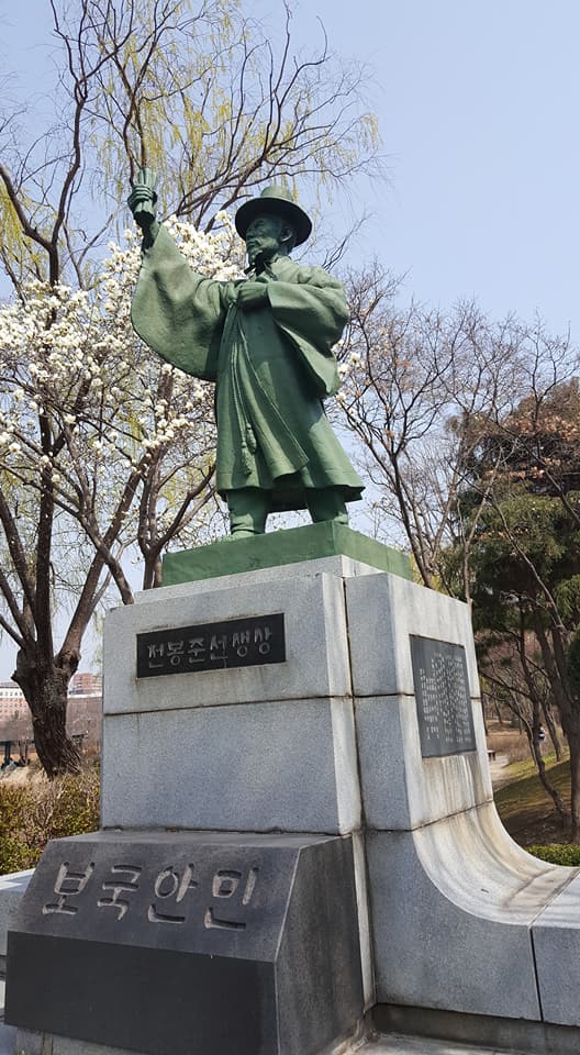                        전주시 덕진공원에 있는 전봉준 선생상