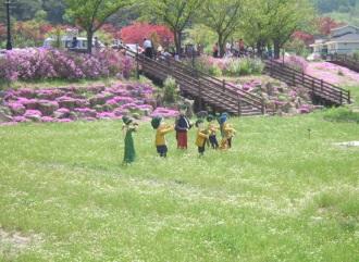 "어서오세요"...사람이 아닌 큰 인형들이 탐방객들을 반기고 있는 바래봉 철쭉제 행사장 입구.