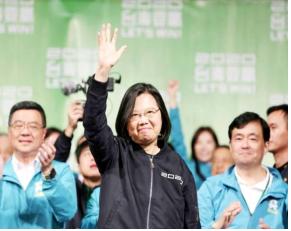 차이잉원 대만 총통이 11일(현지시간) 연임에 성공한 뒤 타이베이에서 지지자들에게 손을 흔들고 있다 (KBS 2020. 1. 12)