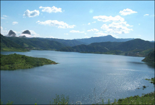 ▲ 용담호와 마이산 전경.