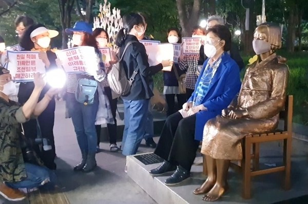 수요집회 불참을 선언하며 일본군 성노예 피해자 이용수 생존자가 대구에서 열린 수요시위에 참석했다. 어제 오후 8시께 이용수 생존자는 숙소로 돌아가기 위해 평화의 소녀상이 있는 중구 2·28 중앙공원을 지나가다가 학생들이 촛불문화제를 연 것을 보고 집회에 동참했다.