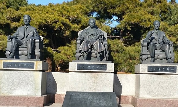  전주 덕진공원의 법조3성 동상