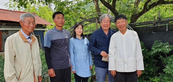 KBS '한국인의 밥상' 촬영 후 제작진과 함께. 