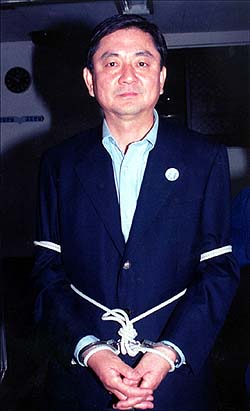 홍석현(洪錫炫, 1949 ~ )은 중앙일보, JTBC 회장을 지낸 이후 중앙 미디어 그룹 전체를 지배하는 중앙홀딩스 회장을 하고 있다.