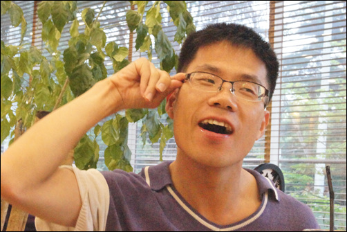 ▲ 인터뷰를 마치자마자 긴장을 놓으며 환하게 웃음을 지어보이는 그도 인터뷰 전문가이기 전에 수줍음이 많은 평범한 청년이었다.