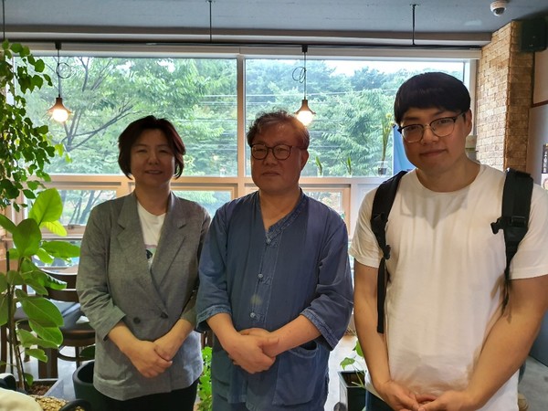 은평시민신문 기획취재팀이 전주시 송천동 소재 '전북의소리'를 취재차 방문했다(좌측부터 박은미 은평시민신문 편집장, 박주현 전북의소리 대표, 정민구 은평시민신문 기자)  