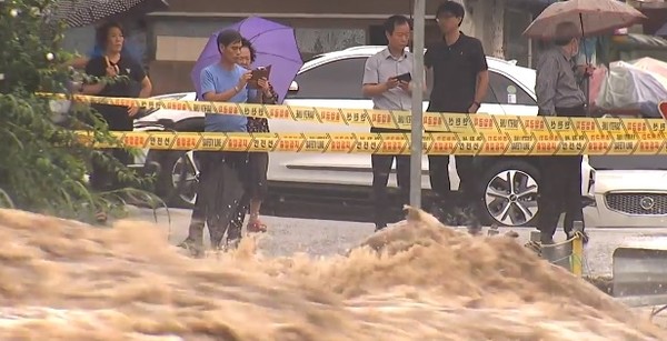 9일 오전까지 전북지역의 비 피해 신고 건수는 810건으로, 이 중 주택침수가 473건으로 가장 많았으며 이재민은 1,702명에 달했다.(자료사진)