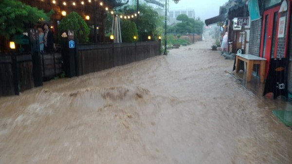 집중적인 폭우로 도로가 물에 잠긴 전주시 한옥마을 인근 모습(사진=서치식)