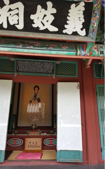 촉석루 내에 위치한 논개 사당