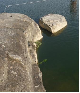 촉석루에서 바라본 의암(義巖)