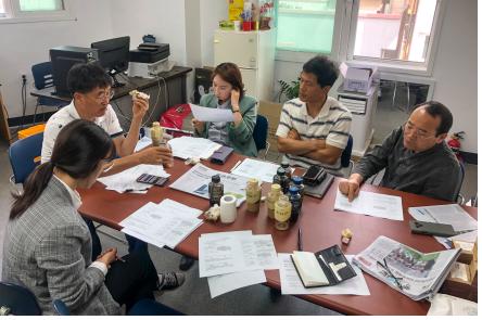 무주신문 편집위원들이 제작에 관한 회의를 하고 있는 모습