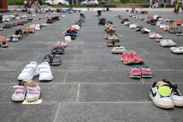  9월 12일 전국 동시다발 기후위기 비상행동 – 기후위기 전북비상행동(전주시 오거리문화광장) 참가자들 신발 /사진=전북녹색연합 제공