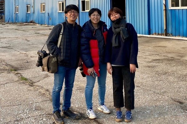 왼쪽부터 시사IN 이명익 사진기자, 나경희 기자, 장일호 사회팀장(출처 : 한국기자협회 홈페이지 갈무리, 관련기사 : '시사IN 세 기자가 기록한 '익산 장점마을 17년 투쟁사' 2020.8.26)