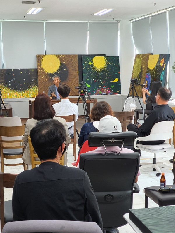 강준만 교수의 강의가 진행되는 동안 경청하고 있는 사람들