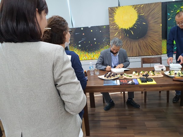행사 후 '한류의 역사' 저자인 강준만 교수의 사인을 받기 위해 줄을 선 사람들.