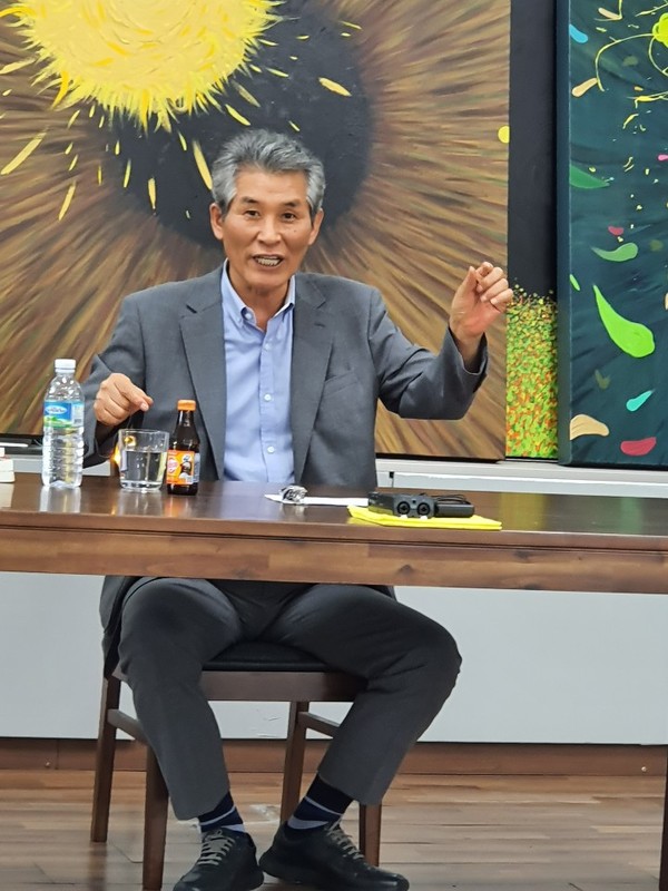 '한류의 역사'를 주제로 강의하는 강준만 교수 