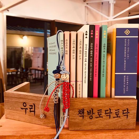 지금은 책방 토닥토닥을 운영하고 있는 문주현 씨. 