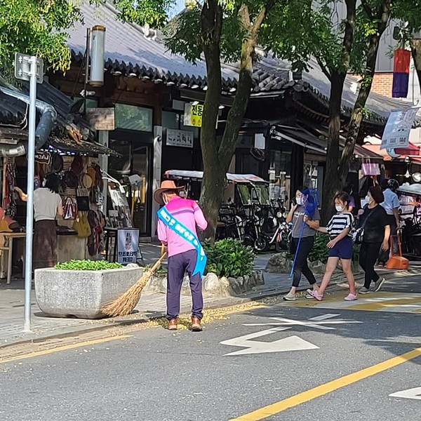  관광객들 사이에서 청소하는 원국씨