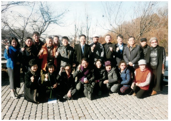 현장을 찾은 김승수 전주시장과 함께 촬영한 사진