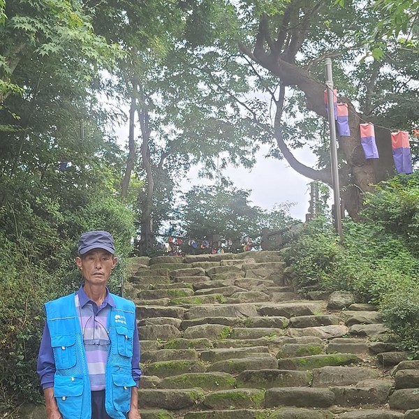   한옥마을 당산나무 앞에 선 원국씨