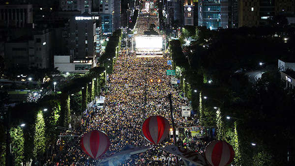 1년 전, 2019년 10월 서울 서초구 서초동에서 펼쳐졌던 '검찰개혁 촛불시위' 장면.