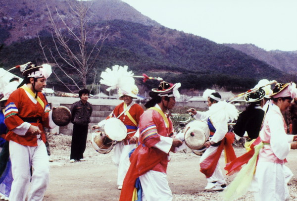 상쇠로 농악판을 이끄는 브라이언 배리씨는 전문 농악꾼이었다. 정읍농악 문화재 유지화씨는 실력이 좋아 서울에서 우도농악을 가르치며 농악가락을 만들 정도로 재능있는 동갑낵기 친구로 배리씨를 기억했다.