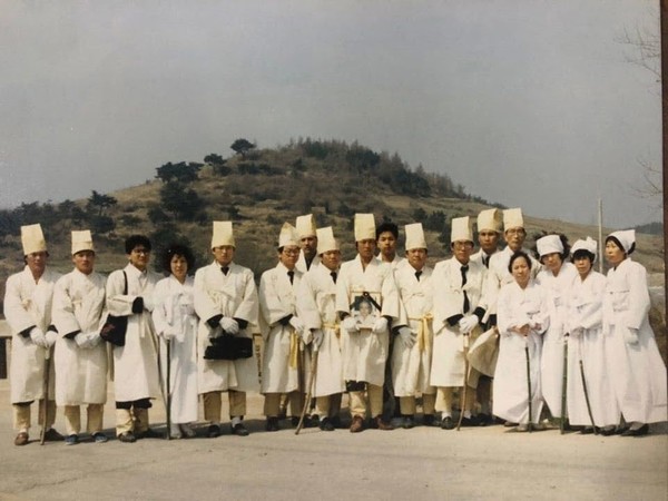 어머니 김초례 여사의 장례를 마치고 찍은 사진 속 배리씨는 상주(常州)의 모습이다 독실한 불교신자였던 김초례여사는 어려서 죽은 자식이 환생해 어미를 찾아온 것으로 믿었는데 실제 모자의 연으로 이어져 상주(喪主)로 장례를 치룬 배리씨