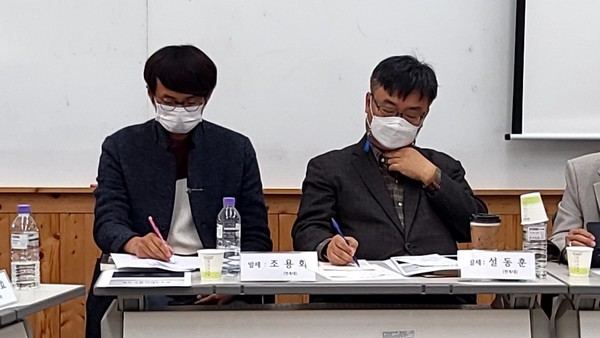 두 번째 발제를 한 조용화 전북대 사회학과 석사과정 대학원생(왼쪽)과 설동훈 전북대 사회학과 교수(오른쪽).