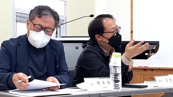 토론을 맡은 박주현 언론학 박사(왼쪽)와 김철효 사회학 박사(오른쪽). 