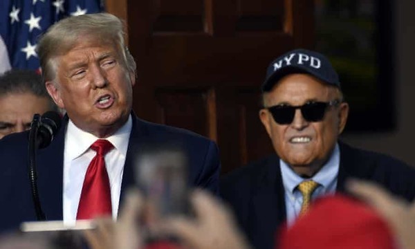 8월 뉴저지에서 열린 행사에서 도널드 트럼프와 루디 줄리아니( Susan Walsh / AP)
