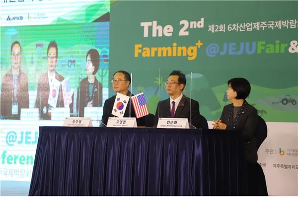 이날 제주도와 뉴욕한인경제인협회 간 업무협약에는 양측을 대표해 제주에서는 고영권 정무부지사(사진 가운데), 성주엽 (사)제주6차산업협회 부회장(사진 왼쪽), 안순화 제주농업농촌6차산업지원센터장(사진 오른쪽)이 참석하고, 뉴욕에서는 유대현 협회장과 이기철 이사장, 김미현 부회장, 김동현 총무이사 등이 참석했다. 