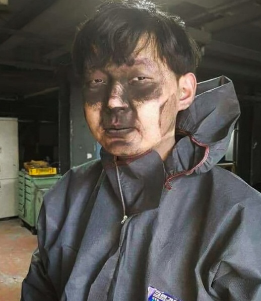 전태일 열사 50주기를 하루 앞둔 11월 12일 마스크를 쓰고 작업한 직후 새까만 분진을 뒤집어쓴 현대자동차 전주공장 비정규직 노동자 사진 한 장이 SNS와 언론을 타고 퍼지면서 노동자는 물론 국민의 공분을 사고 있다. (사진=금속노조 전북지부 현대자동차전주비정규직지회 제공)