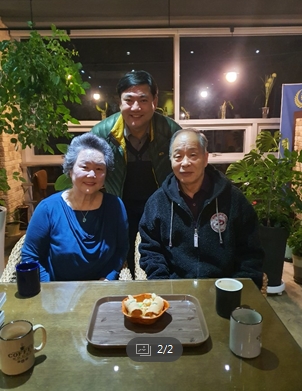 백병걸 전 전북대 수의대 교수 부부(가운데).