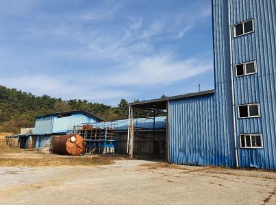 장점마을 뒷산에 위치한 비료공장의 외부모습.
