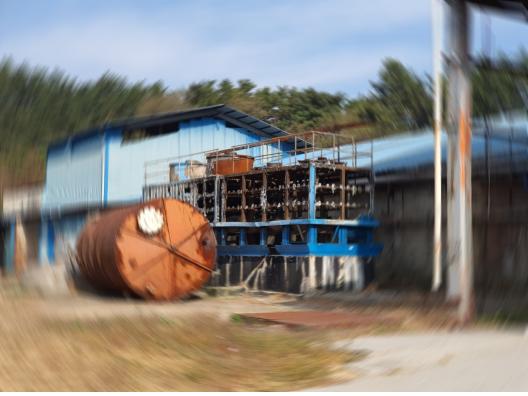 장점마을 뒷산에 자리한 비료공장.