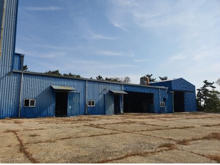 장점마을 뒷산에 2001년 들어선 비료공장(금강농산)