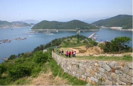 통영의 미륵섬 삼덕리 주변. 