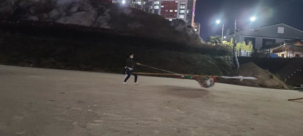 기접놀이 야외 공연장에서 밤 늦게 기 돌리기 연습을 하고 있는 손경애  씨.